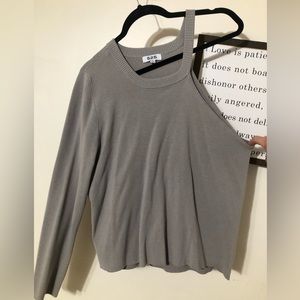 One side long sleeve gray sweater